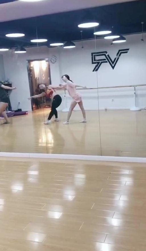 学生跳舞吃瓜视频素材,学生跳舞吃瓜，欢乐瞬间引网友热议