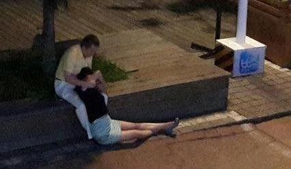 吃瓜路边醉酒女人视频,引发网友热议