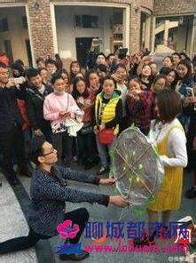 女子路边吃瓜求婚视频,女子路边吃瓜求婚，浪漫场面引网友热议