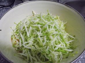 瓜丝丝怎么吃才好吃视频,解锁夏日清新口感